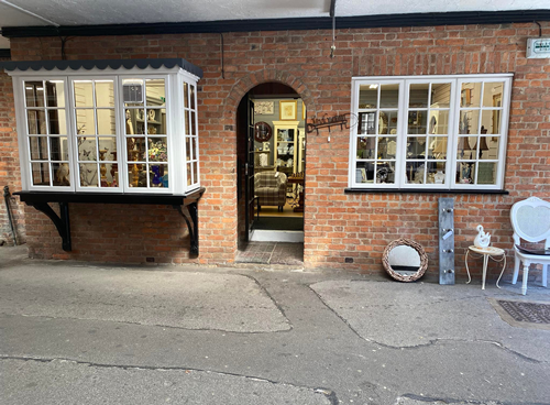 Unique and Chic, Angel Precinct, Bourne Unique and Chic, Bourne